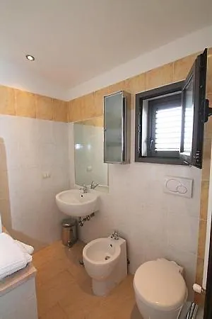 Sleeps 4 Air Con Apartment Cutrofiano